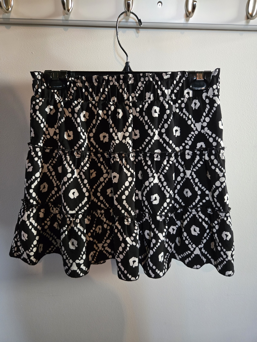 cleo Black & White Patterned Tiered Skort